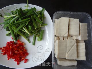 韭菜豆腐的做法步骤：2