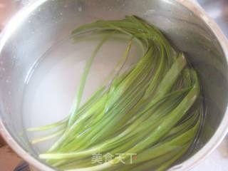 绿豆芽韭菜炒木耳的做法步骤：1