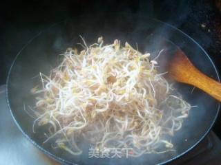 绿豆芽韭菜炒木耳的做法步骤：3