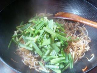 绿豆芽韭菜炒木耳的做法步骤：7