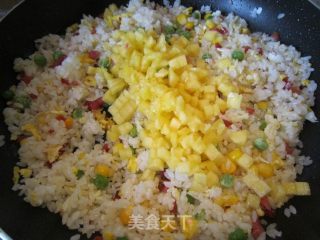 菠萝炒饭的做法步骤：8