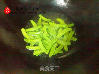 腊肠炒荷兰豆的做法步骤：3