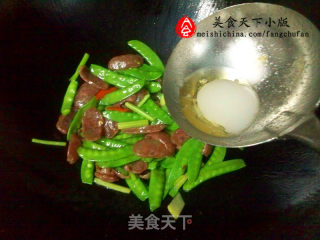 腊肠炒荷兰豆的做法步骤：8
