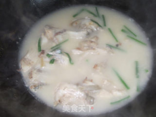小葱鲈鱼汤的做法步骤：9