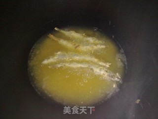 炸多春鱼的做法步骤：2