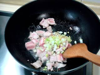 家常猪肉焖扁豆的做法步骤：1