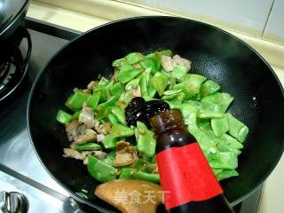 家常猪肉焖扁豆的做法步骤：3