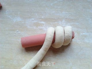 奶香火腿肠卷的做法步骤：4