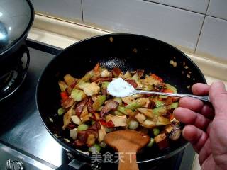 西芹香干炒腊味的做法步骤：8