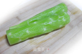 清炒莴笋片的做法步骤：1
