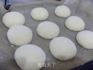 【怡汝私房烘焙】最爱的还是豆沙馅---花样红豆沙面包的做法步骤：5