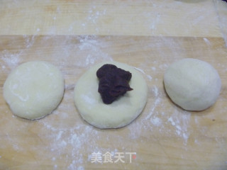 【怡汝私房烘焙】最爱的还是豆沙馅---花样红豆沙面包的做法步骤：6