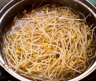 家常小炒——黄豆芽炒木耳的做法步骤：5