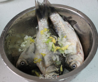 香煎鲫鱼的做法步骤：3