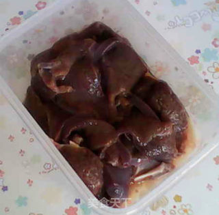 家常鲜汤——菠菜猪肝汤的做法步骤：2