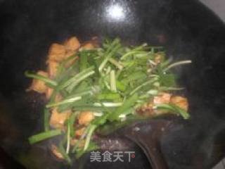 油豆腐炒韭菜的做法步骤：7