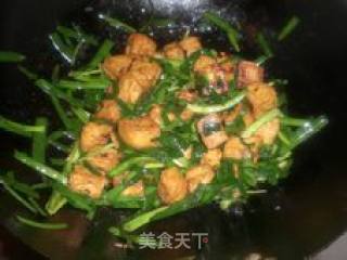 油豆腐炒韭菜的做法步骤：8