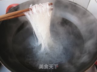 给你的胃加点动力—剁椒菜花粉丝煲的做法步骤：3
