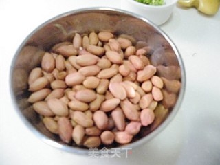 花生西芹的做法步骤：1