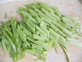 花生西芹的做法步骤：4