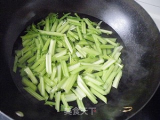 花生西芹的做法步骤：5