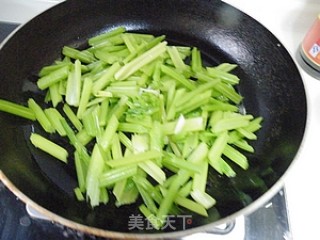 花生西芹的做法步骤：6