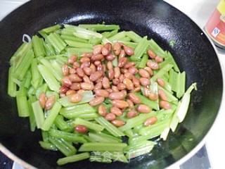 花生西芹的做法步骤：7