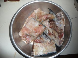炖鱼的做法步骤：1