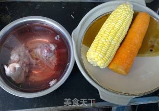 玉米排骨汤的做法步骤：1