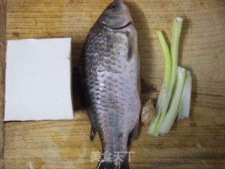 鲫鱼豆腐汤的做法步骤：1