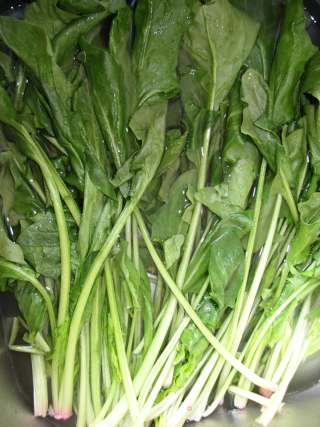 爽口的菠菜拌豆干的做法步骤：1