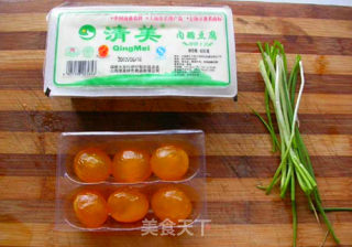 咸蛋黄烩豆腐的做法步骤：1