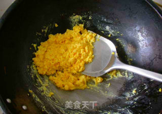 咸蛋黄烩豆腐的做法步骤：3