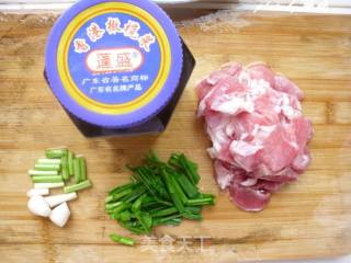 橄榄菜腐竹烧肉的做法步骤：1