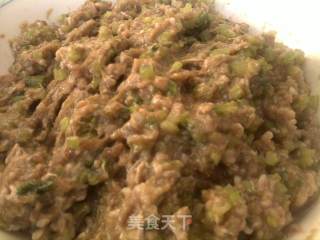 薄皮大馅芹菜牛肉水饺的做法步骤：2
