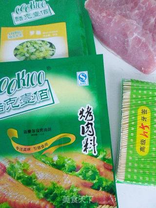牙签肉 （家庭自制小零食）的做法步骤：1