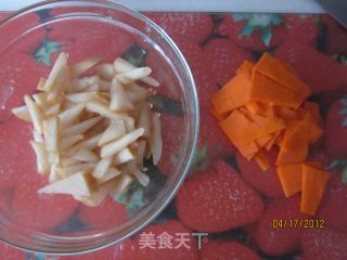 处理苹果醋的边角料——凉拌醋苹果的做法步骤：1