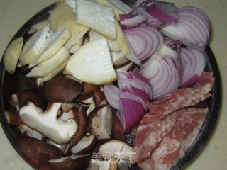 菌菇洋葱炒培根的做法步骤：1