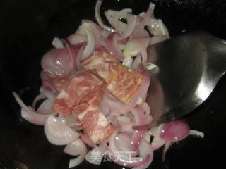 菌菇洋葱炒培根的做法步骤：3