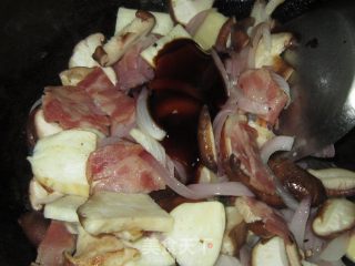 菌菇洋葱炒培根的做法步骤：5