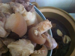 肉食动物的最爱~~黄豆煲猪脚的做法步骤：5