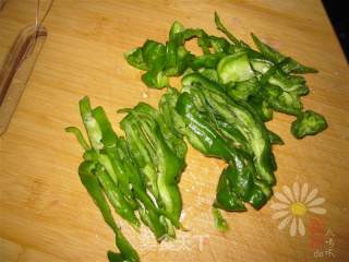 青椒炒豆干的做法步骤：1