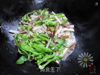 青椒炒豆干的做法步骤：5