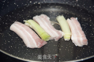 青椒回锅肉的做法步骤：1