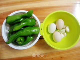 虎皮辣椒炒荷包蛋的做法步骤：1