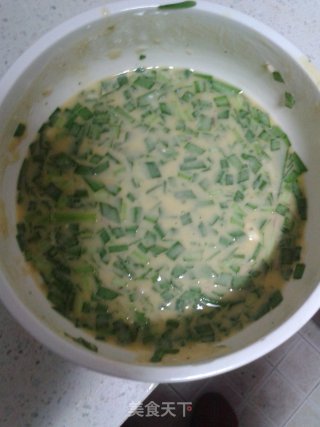 韭菜鸡蛋煎饼的做法步骤：1