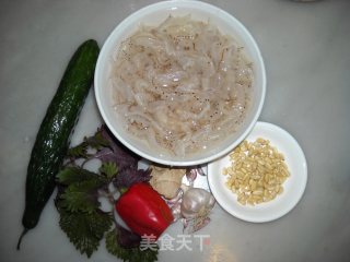 紫苏松仁拌海蜇的做法步骤：1