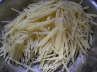 青椒土豆丝的做法步骤：1