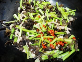 芹菜木耳炒肉丝的做法步骤：7
