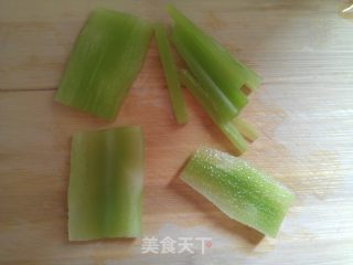 蚝汁老干妈翡翠条    夏季减肥菜哦的做法步骤：2